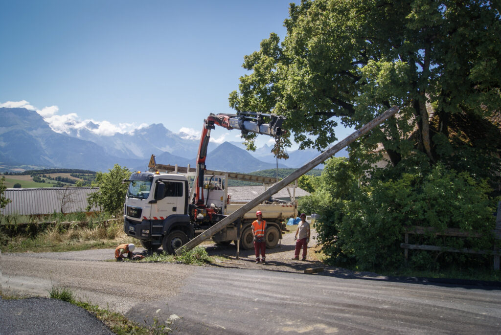Depose de poteaux a l'aide d'un camion